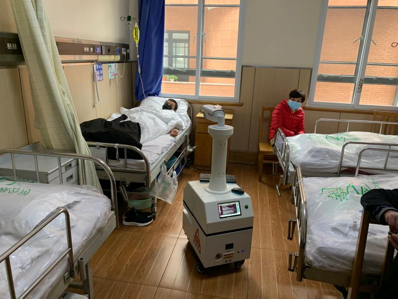 機器人“三劍客”！測體溫、會送藥、能消毒，就在閔行這里誕生……(圖1)
