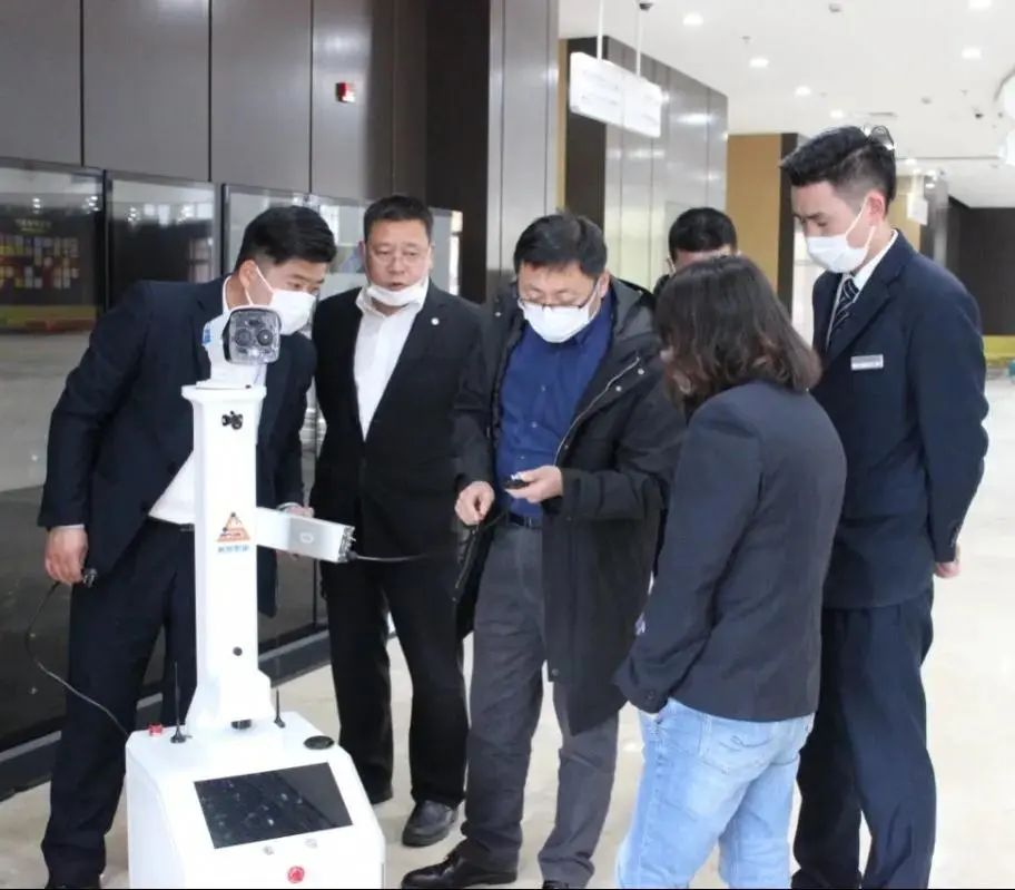 機器人“三劍客”！測體溫、會送藥、能消毒，就在閔行這里誕生……(圖2)